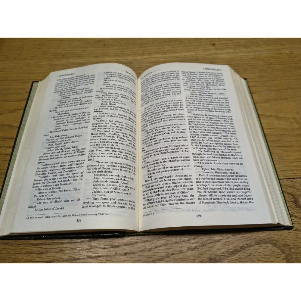 VINTAGE 1971 THE LIVING BIBLE PARAPHRASED GREEN PADDED HARDCOVER TYNDALE